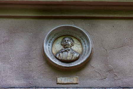 s face, women in basrelief of an old building