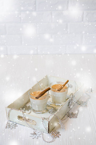 圣诞节传统自制鸡蛋饼和姜饼饼干白色背景。 带有香料的圣诞牛奶鸡尾酒。 选择性聚焦。 复制空间。