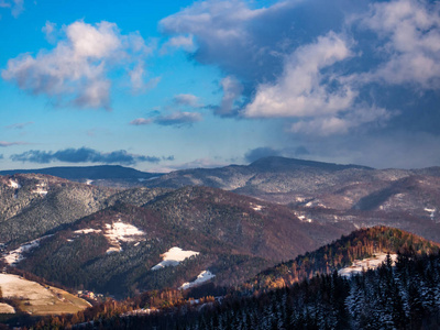 冬季的Jaworzyna范围。 从皮沃瓦罗卡附近的视图。 贝兹克兹山脉波兰。
