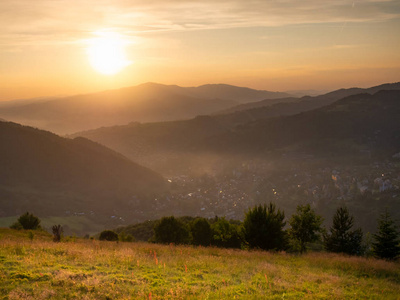 日落时山谷中的szczawnica镇。 夏天的皮尼尼山。 从Jarmutka山观看。图片