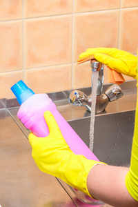 厨房清洁时用抹布和清洁用品沾上手套的手