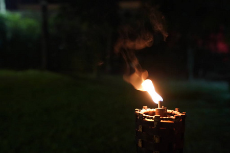 关闭夜间花园的火炬和火。