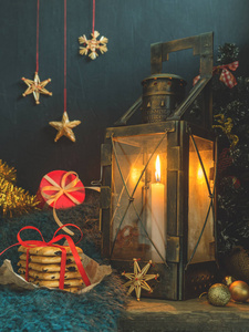 圣诞新年美丽的仙女卡片海报还活着。 旧金属灯与蜡烛假日配件。 概念背景