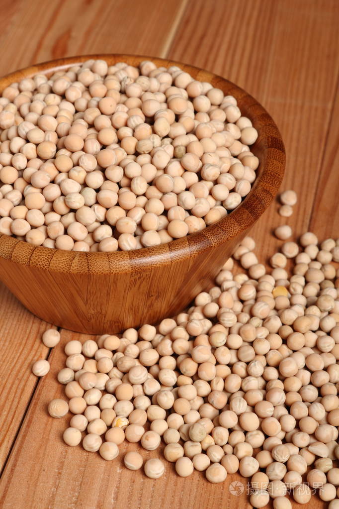 整个黄色豌豆在木碗里