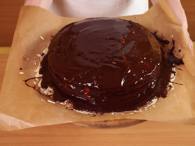 蛋糕准备好了。 结霜和结冰层。 用奶油奶酪填充和巧克力粉做巧克力层蛋糕。 系列。
