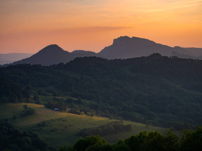 日落时的TrzyKoronyMassif。 夏天的皮尼尼山。 从Jarmutka山观看。