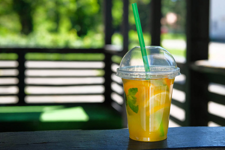露台上的玻璃和橙汁。夏季极简主义