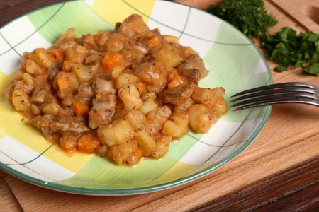 用鸡肉炖蔬菜