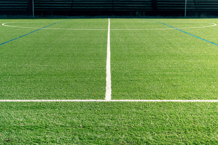 足球场有新的人造草皮. 足球背景. 复制空间照片