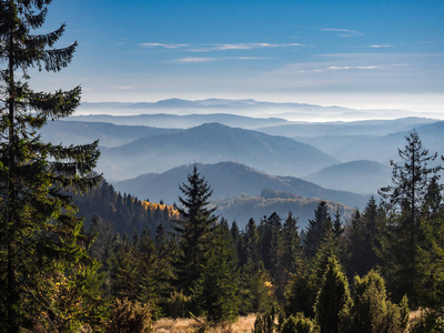 贝斯基兹山脉秋季从贾沃兹纳范围附近的皮奥尼茨纳兹德罗吉镇波兰。 往南看。