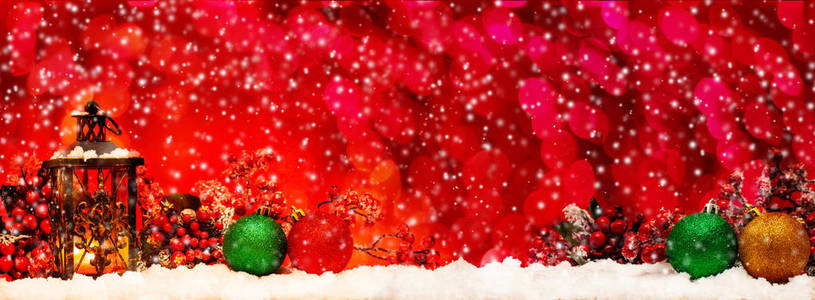 蜡烛灯笼和圣诞球在雪地上的红色背景
