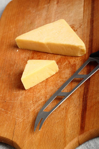 厨房板上有切达奶酪