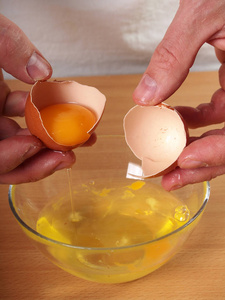 把鸡蛋切成碗。 制作苹果派馅饼系列。