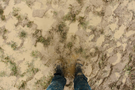 鸟瞰一个人站在泥里。