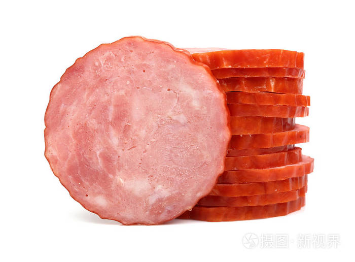 白色背景下分离的肉肠切片
