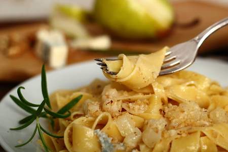 意大利面(fettuccine),加戈贡佐拉,梨,核桃和白酒.照片