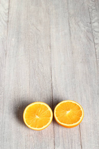 木制背景上的橙色水果