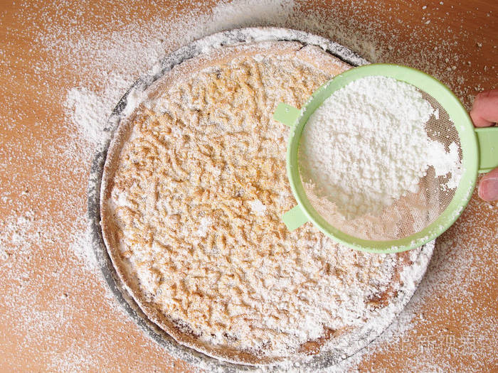 撒上新烤的馅饼和糖粉. 制作苹果派馅饼系列.