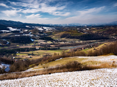 从WolaKrogulecka观赏Przysietnica村和波普拉河。 冬天涂山皮。