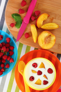 水果和酸奶。 健康的饮食。 桃子覆盆子。