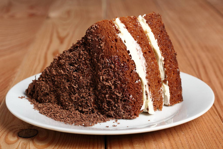 层蛋糕加奶油加磨碎巧克力