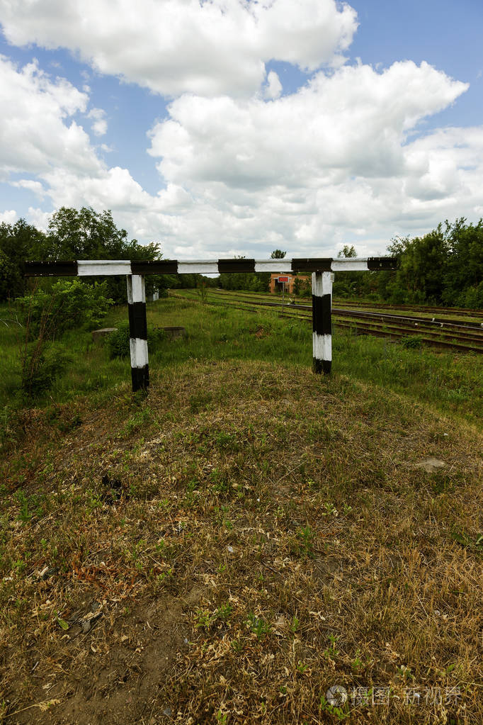 条纹黑白屏障挡住了道路的尽头. 铁路轨道终点