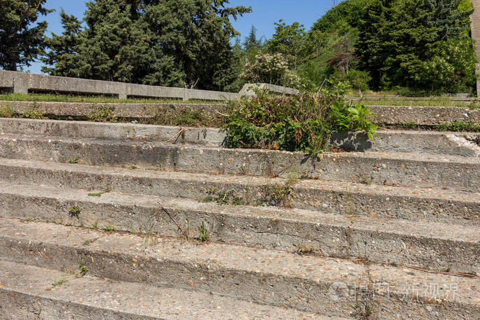 一个旧的室外石梯. 旧楼梯的石质台阶,有风化和破坏的痕迹.
