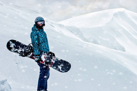 自由滑雪板保持他的一只手在滑雪板上惊人的冬季背景。