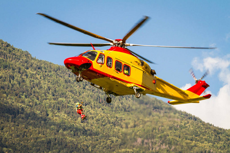 航空运输飞行员直升机在山上救援照片