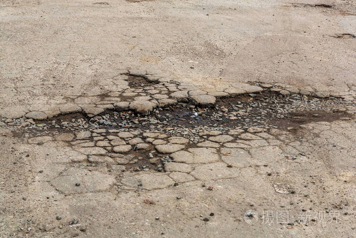 非常糟糕的铺路路面坑洞的裂缝低质量修补后局部沥青道路状况极差