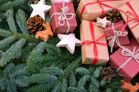 圣诞作文圣诞装饰品, 冷杉树枝与玩具礼品盒。贺卡。平面布局顶部视图复制空间