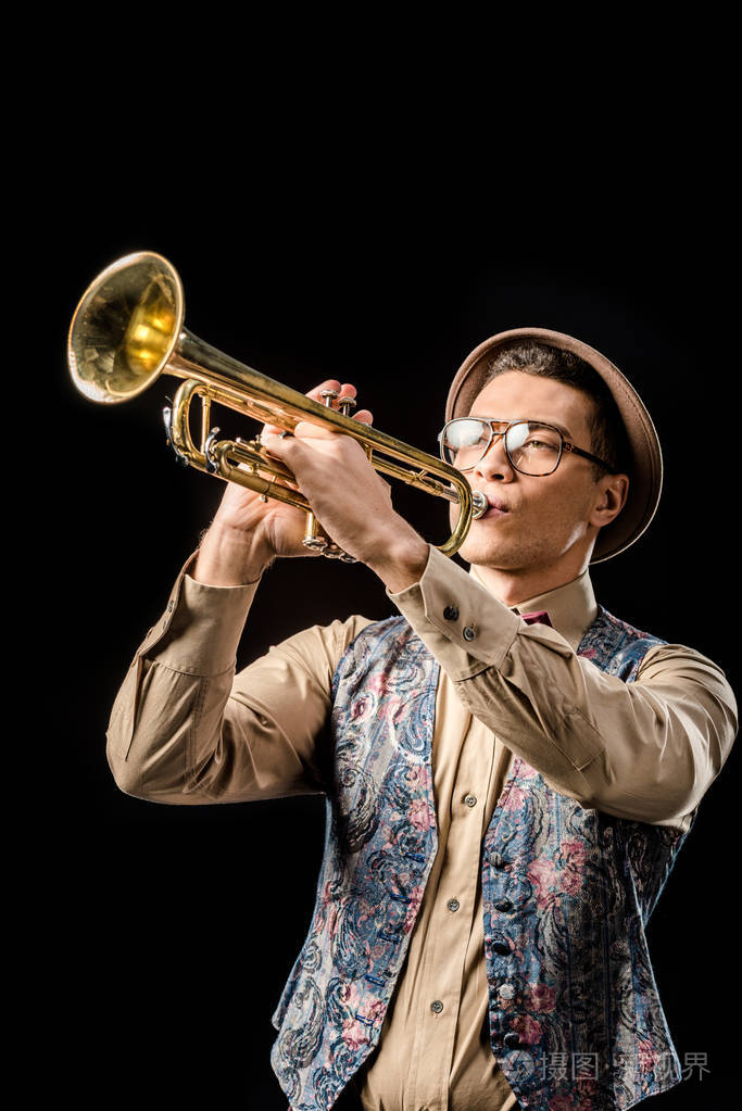 戴帽子戴眼镜吹喇叭戴黑色小号的英俊男爵士照片-正版商用图片15rpxz-