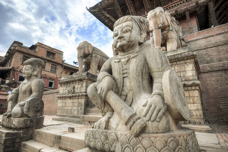 女神Shiddhilaxmi的保镖雕像，尼泊尔最大和最高的宝塔寺的主人，也被称为Nyatapola寺。