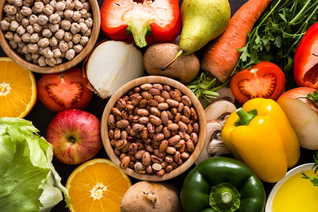 地中海饮食. 水果蔬菜,谷物,坚果,橄榄油和鱼背景.照片