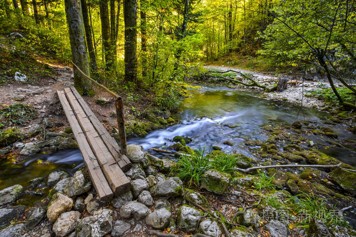 罗马尼亚Beusnita国家公园内的Nera河和峡谷景观。