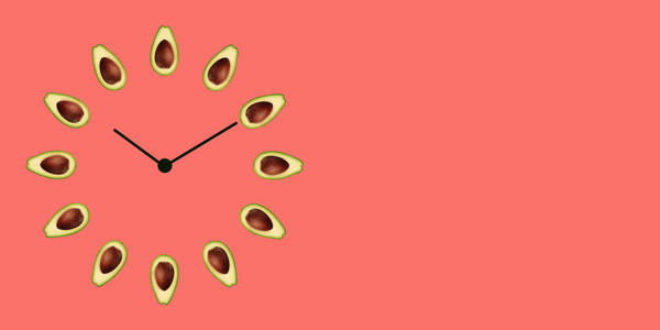 半熟绿色鳄梨，带骨在钟面上，用箭头作为说明时间，健康的生活方式标志，适当的营养，素食，生物品牌，奎尔餐厅。 复制网页横幅