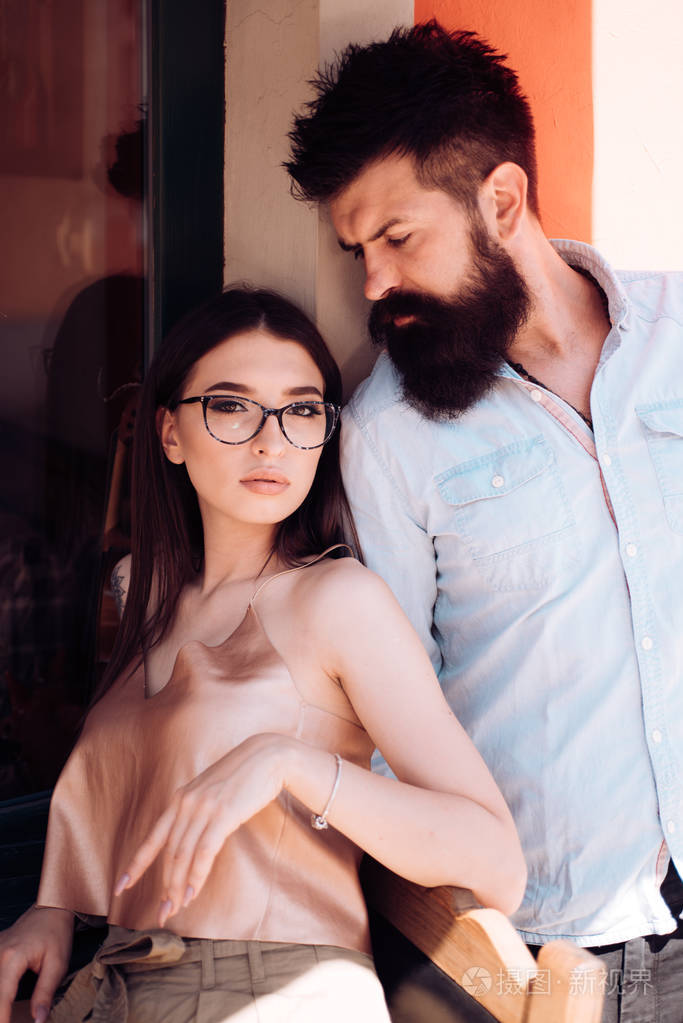性感的女人和留胡子的男人在爱情关系中.