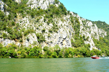 铁门是多瑙河上的峡谷，是塞尔维亚和罗马尼亚边界的一部分