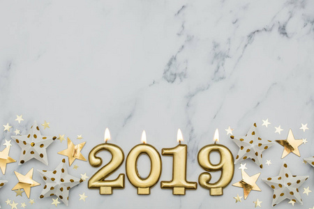 祝你在2019年新年快乐, 大理石背景上有金星