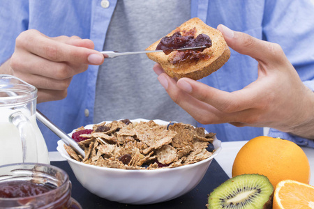 早餐和食物用均衡的早餐把烤面包片铺在桌子上