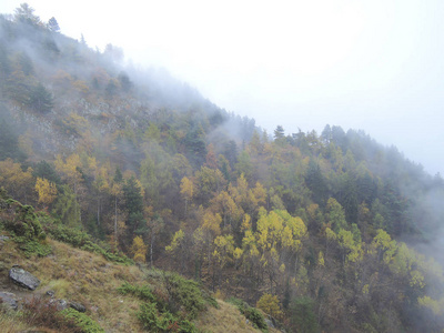 意大利南部的山顶岩石全景山景图欧洲天空云野性草地