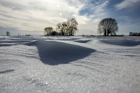 闪亮的雪在阳光下漂移