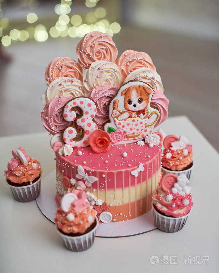 月桂淡粉红色,呈玫瑰或花的形状. meringue是很多蛋糕装饰