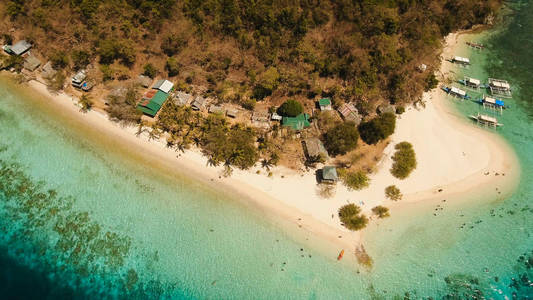 鸟瞰美丽海滩上的热带岛屿香蕉。菲律宾