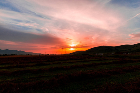 夕阳西下的风景，藏着太阳和彩霞