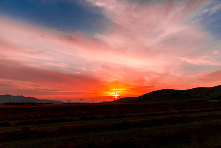 夕阳西下的风景，藏着太阳和彩霞