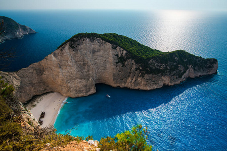 悬崖和地中海希腊的俯视图。