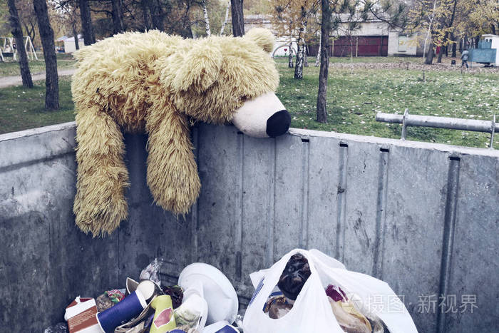 垃圾桶里废弃的泰迪熊离开童年成长的象征