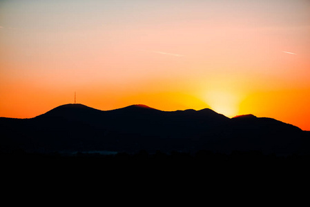 夕阳西下的风景，藏着太阳和彩霞