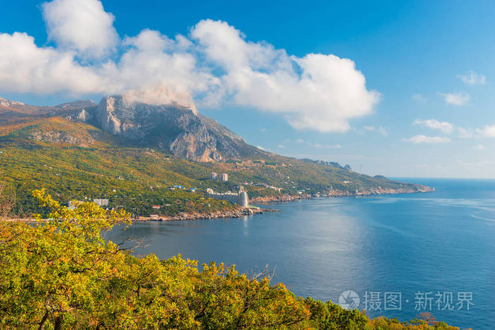 在阳光明媚的日子里,大海和山的顶部景色美丽的云彩